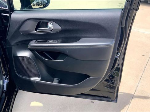 Used 2025 Chrysler Pacifica Select FWD image 23