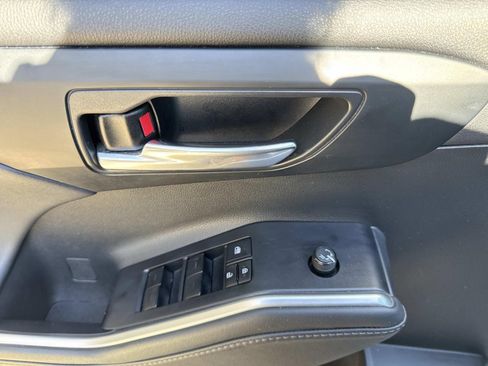 Used 2022 Toyota Highlander XLE image 19