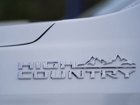 New 2026 Chevrolet Suburban High Country image 38