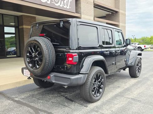 Used 2025 Jeep Wrangler Unlimited Sahara w/ Safety Group AWD/4WD image 6