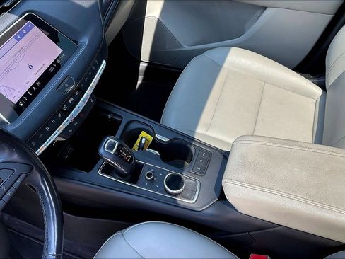 Used 2019 Cadillac XT4 Luxury w/ Cold Weather Package FWD image 9