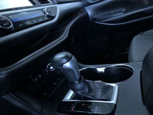 Used 2019 Toyota Highlander Plus w/ Phone Cable & Charge Package image 32