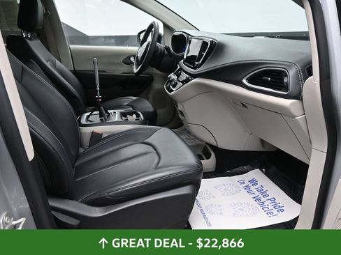 Used 2024 Chrysler Pacifica Limited FWD image 21