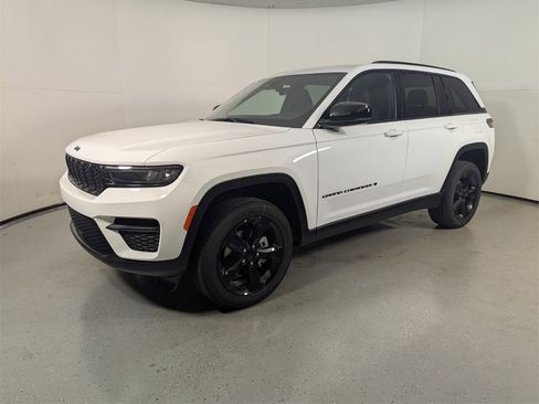 New 2025 Jeep Grand Cherokee Altitude image 3