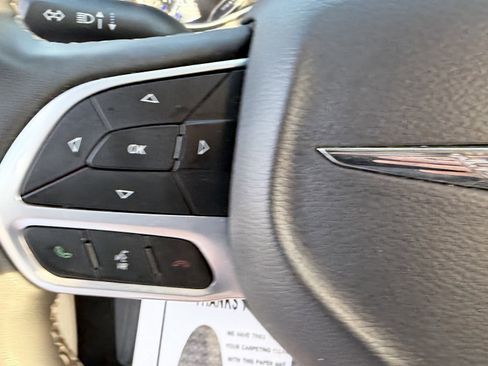 Used 2023 Chrysler Pacifica Touring-L image 17