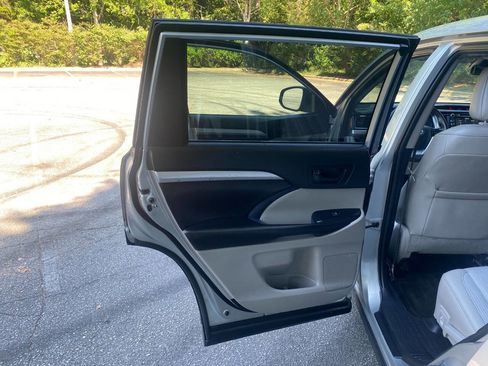 Used 2019 Toyota Highlander Plus FWD image 37