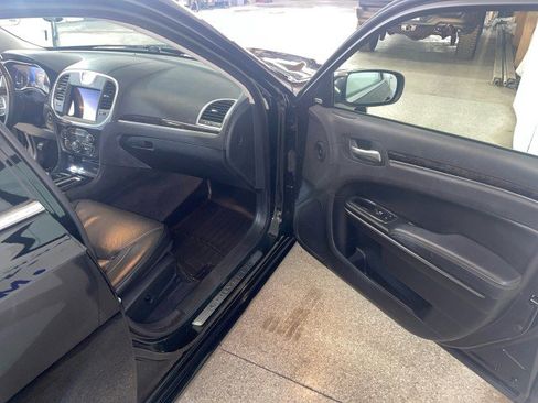 Used 2017 Chrysler 300 C image 13