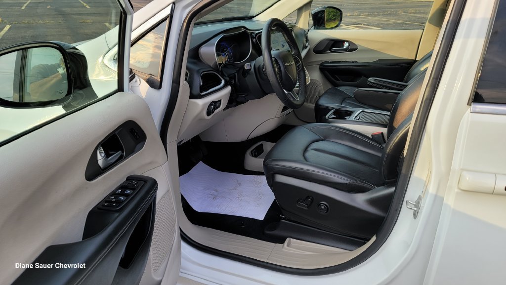 Used 2024 Chrysler Pacifica Touring-L FWD image 18