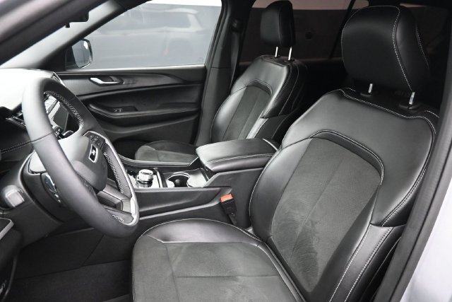 Used 2025 Jeep Grand Cherokee L Altitude RWD image 17