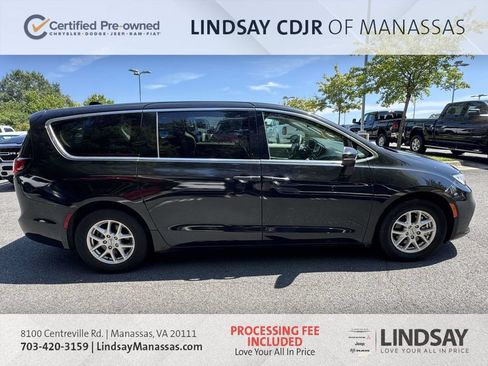 Used 2023 Chrysler Pacifica Touring-L FWD image 7