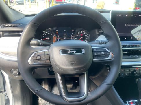 Used 2025 Jeep Compass Limited image 28