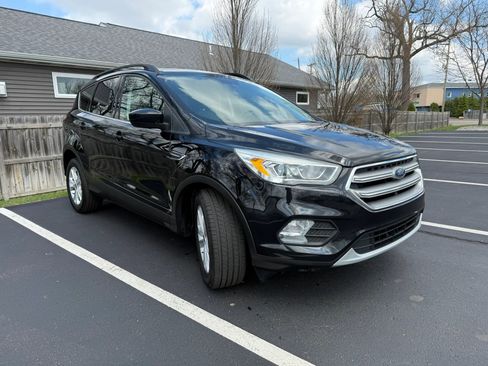 Used 2017 Ford Escape SE w/ Equipment Group 201A FWD image 3