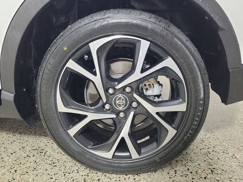 Used 2019 Toyota C-HR Limited FWD image 8
