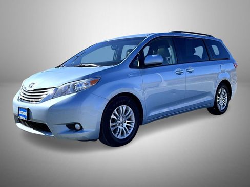 Used 2017 Toyota Sienna XLE image 1