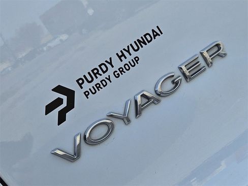 Used 2023 Chrysler Voyager LX image 7