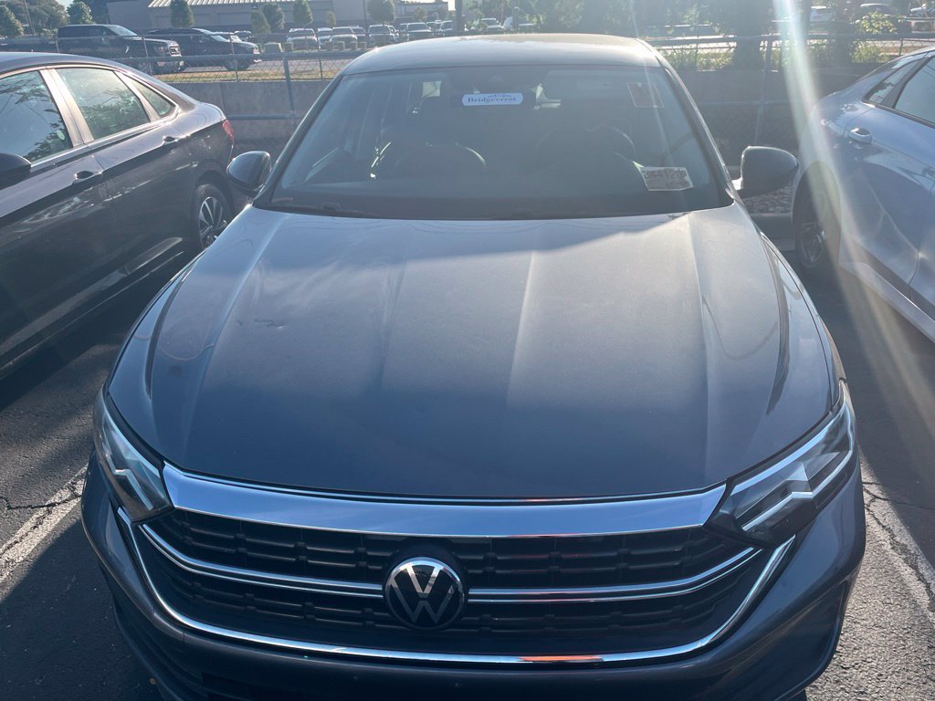 Used 2024 Volkswagen Jetta SE FWD image 2