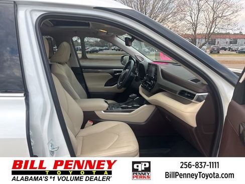 Used 2021 Toyota Highlander Limited image 15