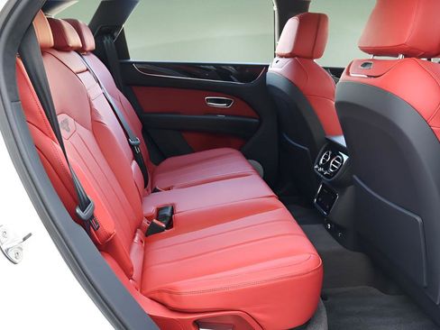 Used 2025 Bentley Bentayga AWD/4WD image 18