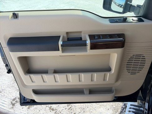 Used 2010 Ford F250 Lariat image 12
