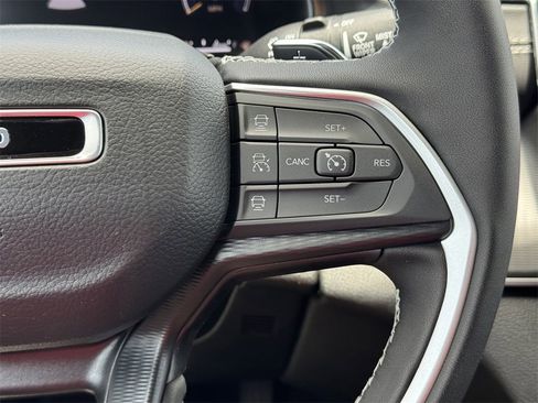 New 2025 Jeep Grand Cherokee Altitude image 21