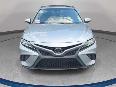 Used 2018 Toyota Camry SE w/ Moonroof Package FWD image 2