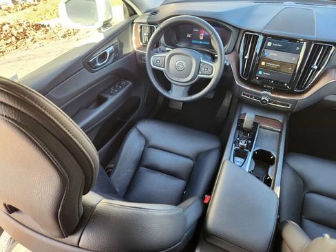 Certified 2022 Volvo XC60 B5 Momentum image 12