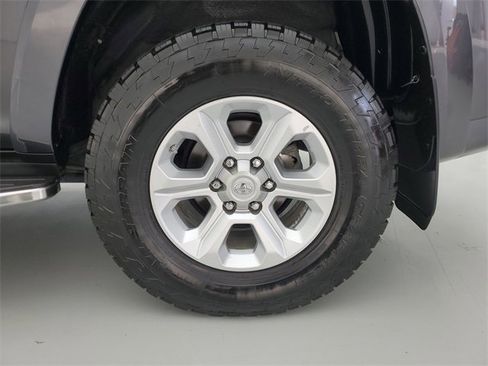 Used 2017 Toyota 4Runner SR5 Premium image 10