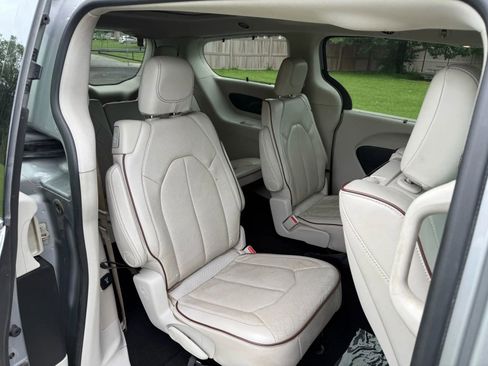 Used 2017 Chrysler Pacifica Limited image 13