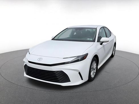 Used 2025 Toyota Camry LE FWD image 4