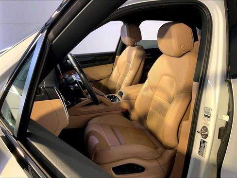 Certified 2023 Porsche Cayenne Platinum Edition AWD/4WD image 5