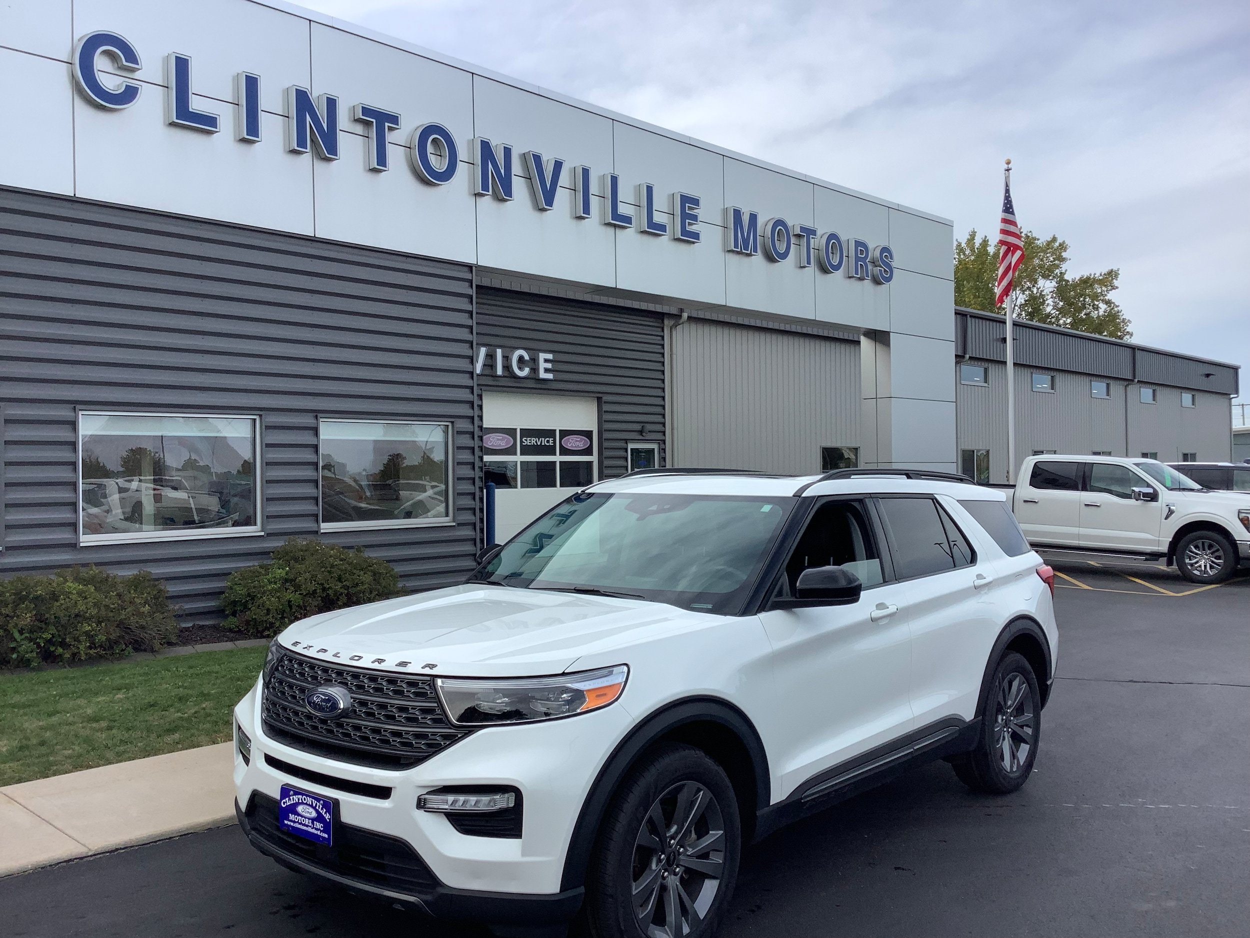 Used 2024 Ford Explorer XLT w/ Equipment Group 202A AWD/4WD image 1
