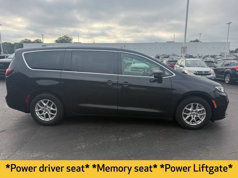 Used 2023 Chrysler Pacifica Touring-L FWD image 6