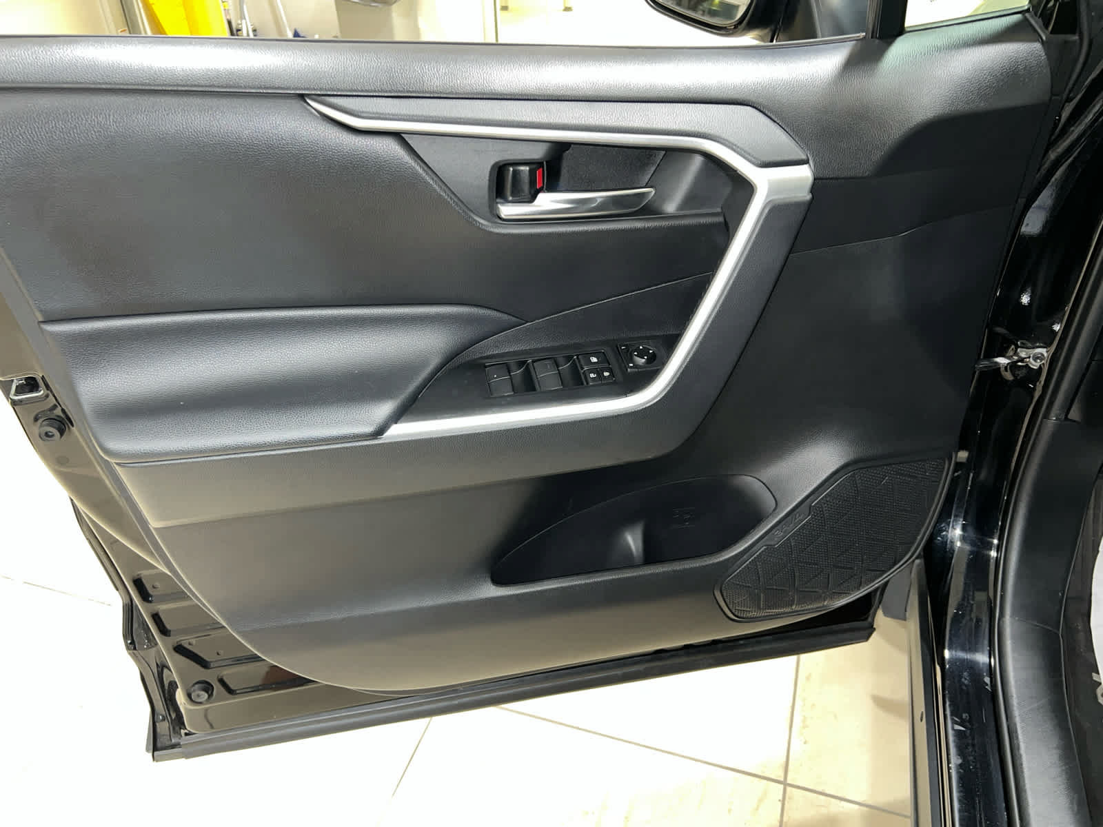 Used 2021 Toyota RAV4 XLE w/ Convenience Package AWD/4WD image 16