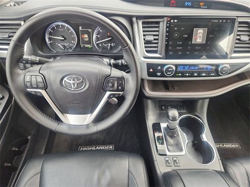 Used 2017 Toyota Highlander XLE image 11