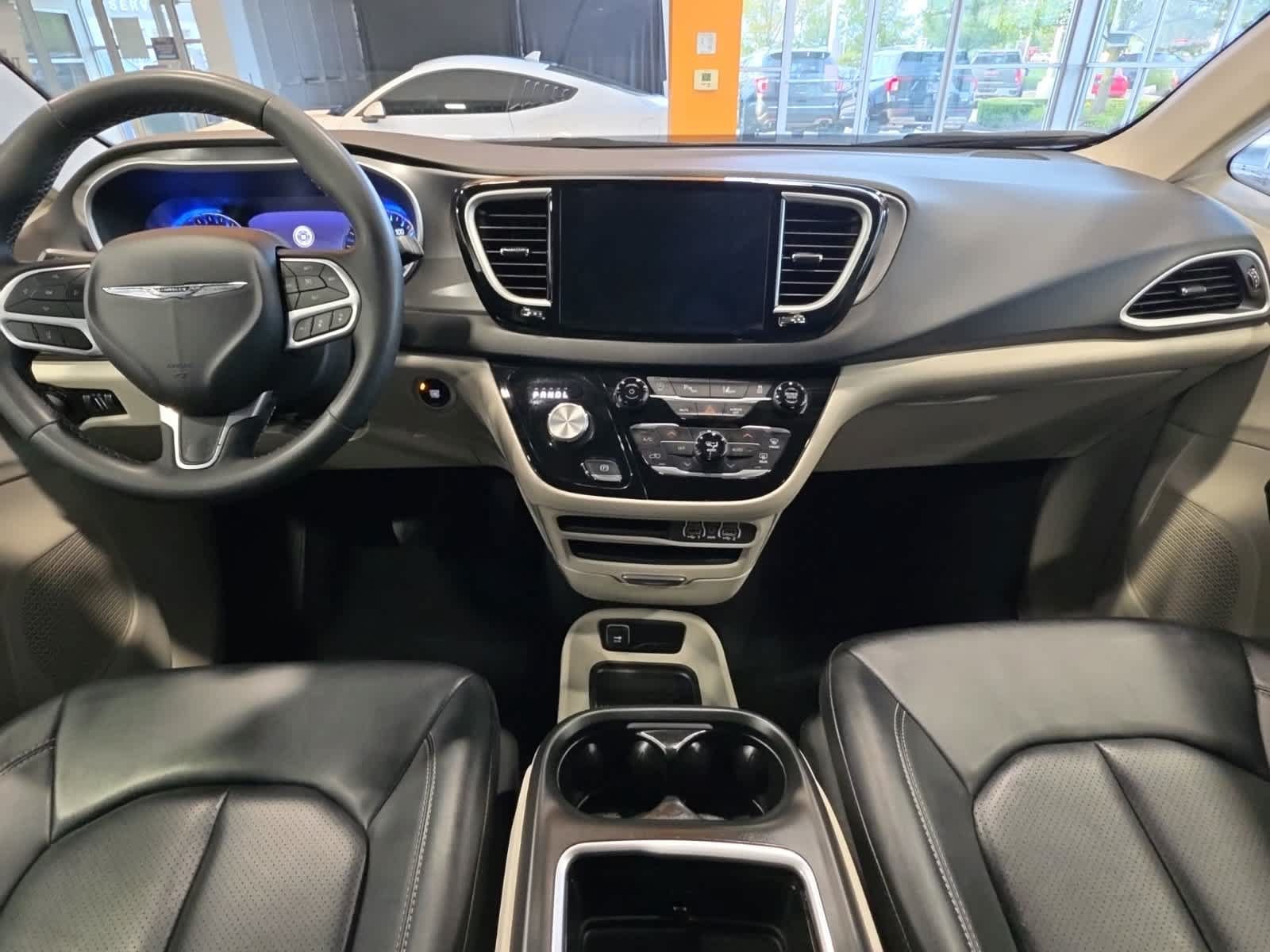 Used 2024 Chrysler Pacifica Touring-L FWD image 29