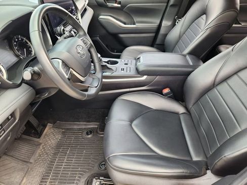 Used 2024 Toyota Highlander XLE AWD/4WD image 9