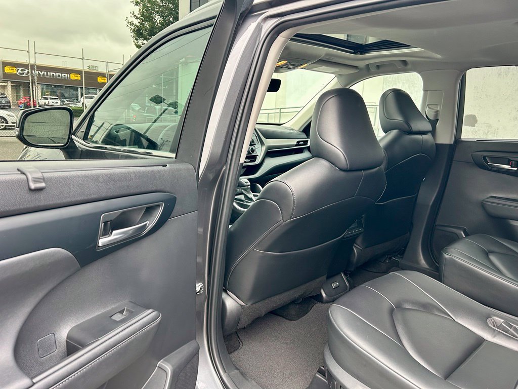 Used 2023 Toyota Highlander XLE AWD/4WD image 11