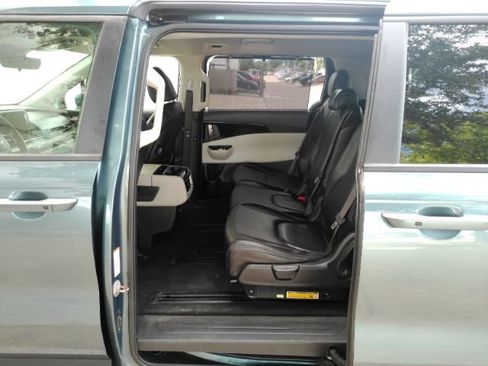 Used 2024 Kia Carnival EX FWD image 16