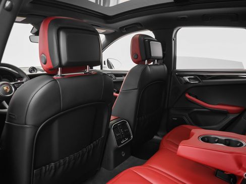Certified 2026 Porsche Macan AWD/4WD image 40