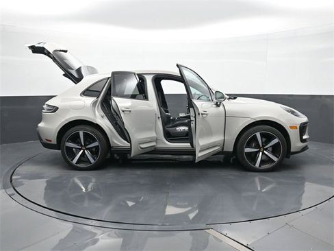 Certified 2023 Porsche Macan image 34