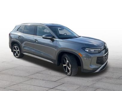 Used 2025 Volkswagen Tiguan SE w/ Panoramic Sunroof Package