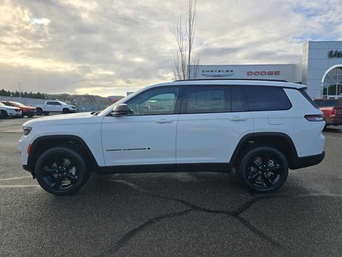 New 2025 Jeep Grand Cherokee L Altitude image 2