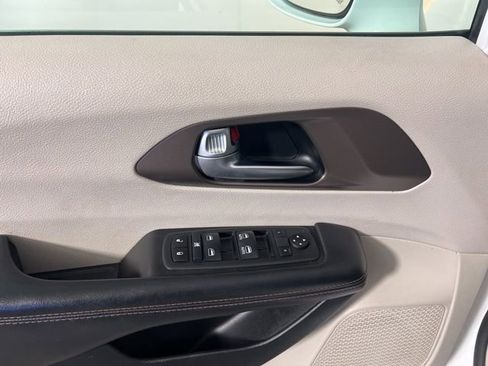 Used 2019 Chrysler Pacifica Touring-L image 16