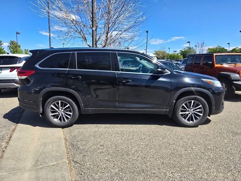Used 2019 Toyota Highlander XLE AWD/4WD image 5