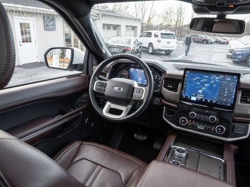 Used 2024 Ford Expedition Limited image 32