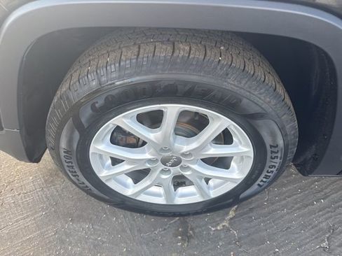 Used 2018 Jeep Cherokee Latitude Plus w/ Comfort/Convenience Group image 9