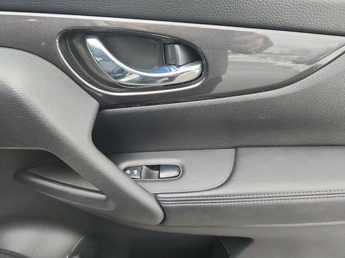 Used 2018 Nissan Rogue SV w/ Premium Package image 31