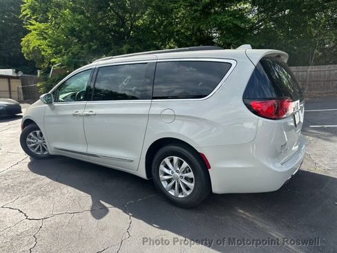 Used 2017 Chrysler Pacifica Touring-L FWD image 4