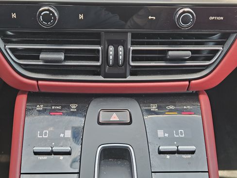 Certified 2023 Porsche Macan AWD/4WD image 19