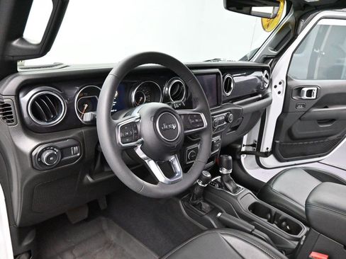 Used 2023 Jeep Wrangler Unlimited Sahara AWD/4WD image 15